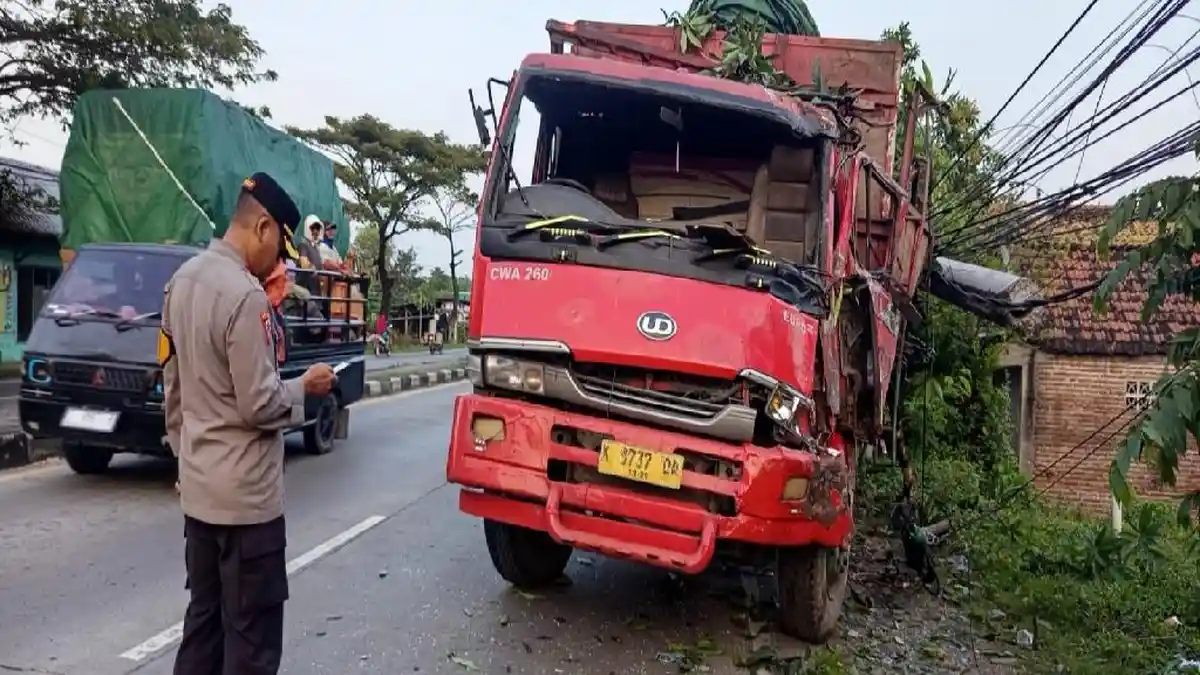 Truk Tronton Hantam Tiang Listrik di Babat Lamongan, Listrik Dusun Tesan Padam Total