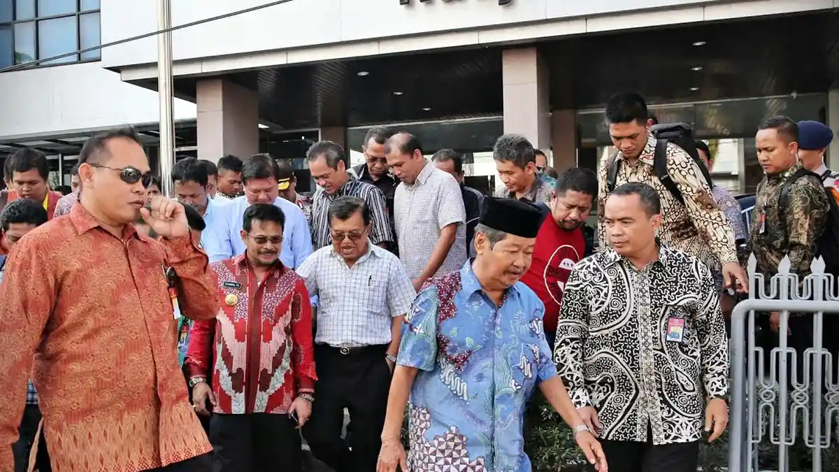 FOTO-FOTO: Jusuf Kalla Sapa Pedagang Pasar Sentral Makassar - berkunjung-ke-pasar-sentral-p_20160605_232943.jpg