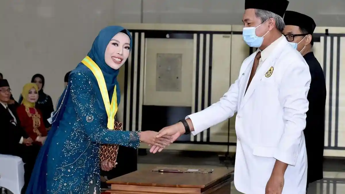 Kisah Novita Dwi Lokasari, dari Keterbatasan Jadi Dokter Gigi, Jualan Gorengan Demi Pendidikan