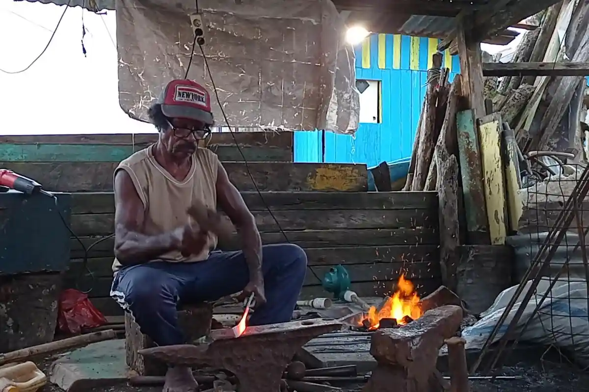 Nyaris Punah, Zadrak Pertahankan Usaha Pandai Besi di Rufei Pantai Sorong