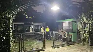 polisi-saat-berjaga-jaga-di-Omah-PSS.jpg