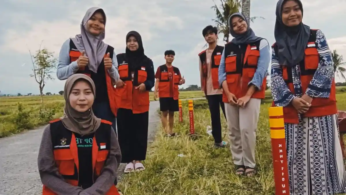 Minim Penerangan, Mahasiswa KKN-T 115 Unhas Pasang Reflektor Jalan di Desa Allesalewo Sidrap