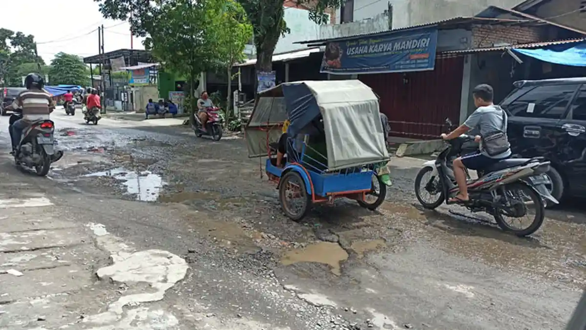 Jalan Bunga Cempaka Medan Selayang Rusak dan Berlubang, Sering Sebabkan Kemacetan