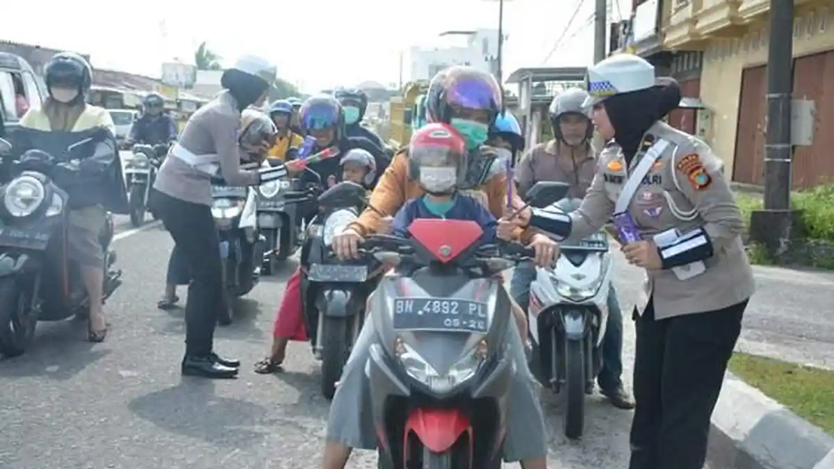 Polisi Bagikan Cokelat, Bunga hingga Helm ke Pengendara