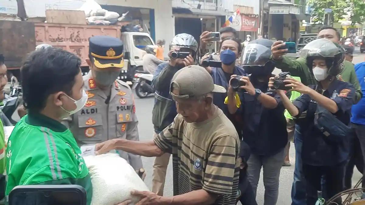 Harga BBM Naik, Polres Karawang Gandeng Ojol Bagi-Bagi Beras ke Sopir Angkot dan Becak