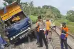 truk-vs-KA-Ijen-ekspres-jember.jpg