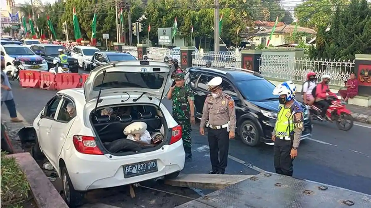 Honda Brio Ringsek Tabrak Truk, Kerugian Kecelakaan di Bandar Lampung Rp 20 Juta
