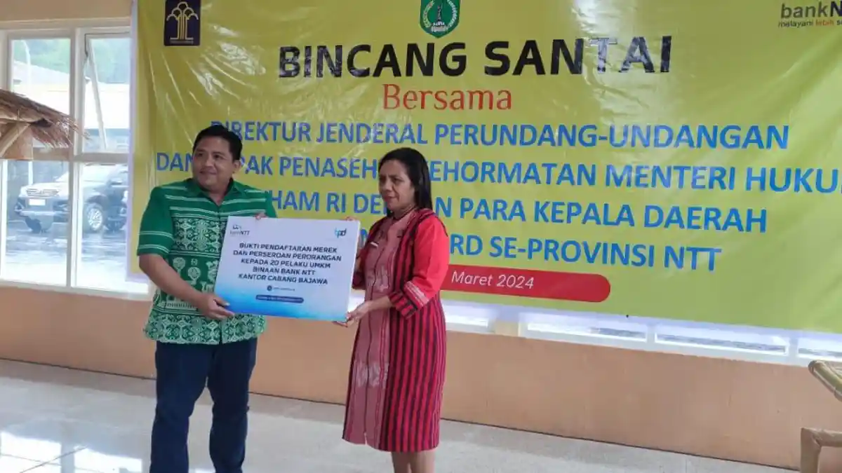 Kemenkumham NTT Serahkan Bukti Pendaftaran Merek ke Bank NTT