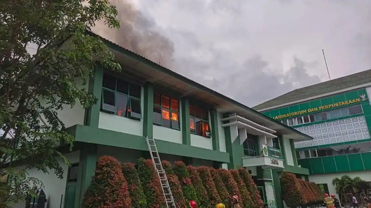 Kebakaran di Gedung MAN 2 Yogyakarta, Asap Hitam Membubung dari Lantai Dua