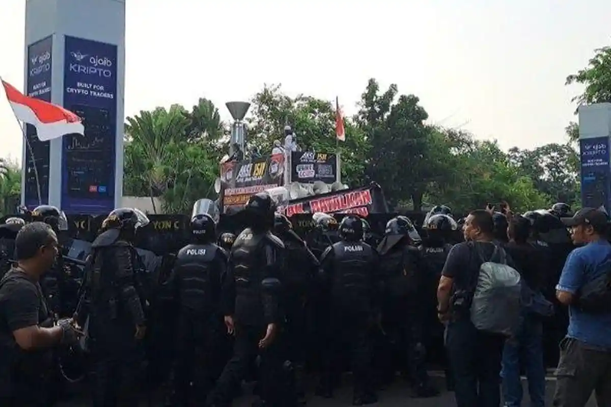 Jelang Konser Coldplay, Polisi dan Massa Bentrok di Sekitar Senayan