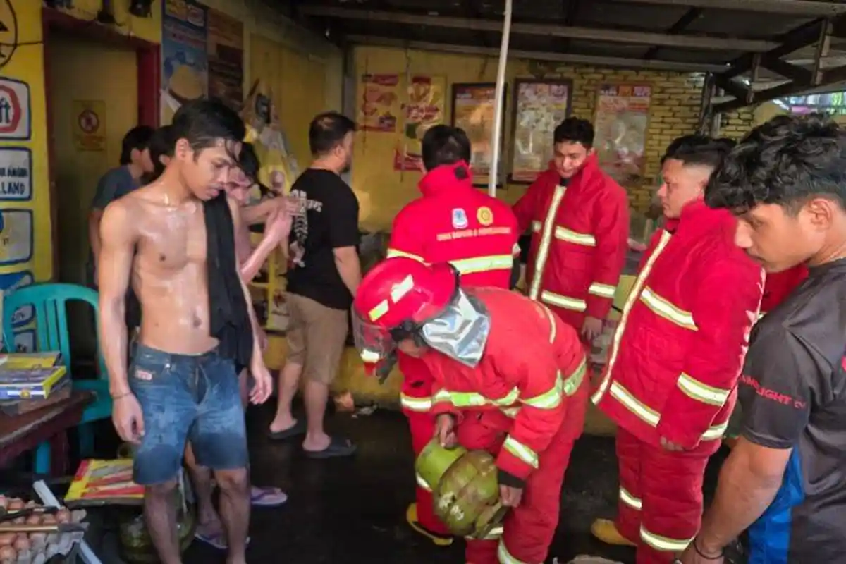 Detik-detik Menegangkan Warga Bawa Tabung Gas Bocor yang Mengeluarkan Api di Tempat Jual Martabak