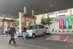 Kendaraan-roda-empat-mengisi-BBM-jenis-Pertalite-di-SPBU-Jalan-Riau-Kota-Bandung.jpg