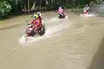 banjir-akibat-luapan-sungai-irigasi-Penewon-di-Desa-Modongan.jpg