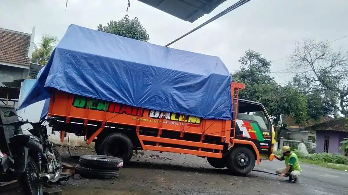 Kernet Tewas Terjatuh dari Atas Kap Truk Pengangkut Sampah yang Dikemudikan AM