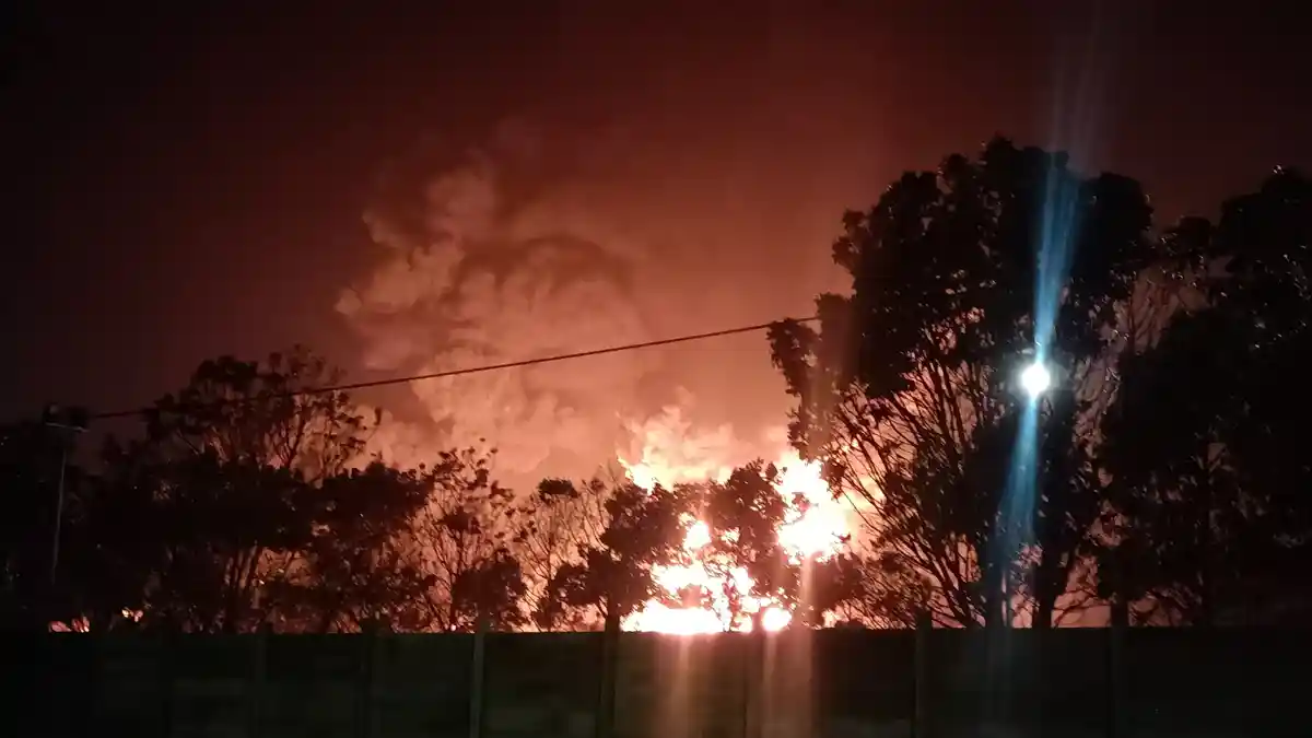 Malam Ini Api Masih Membara di Kilang Pertamina Indramayu, Gunakan Air Laut untuk Padamkan API