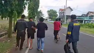 TIDAK-BERKUTIK-Aparat-kepolisian-berkaian-sipil-saat-mengamankan-dua-orang.jpg