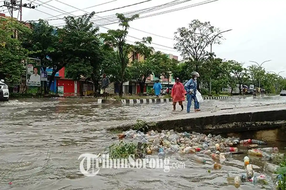 Banjir Melanda Kota Sorong, Warga Keluhkan Sampah Berserakan di Jalan Maruni