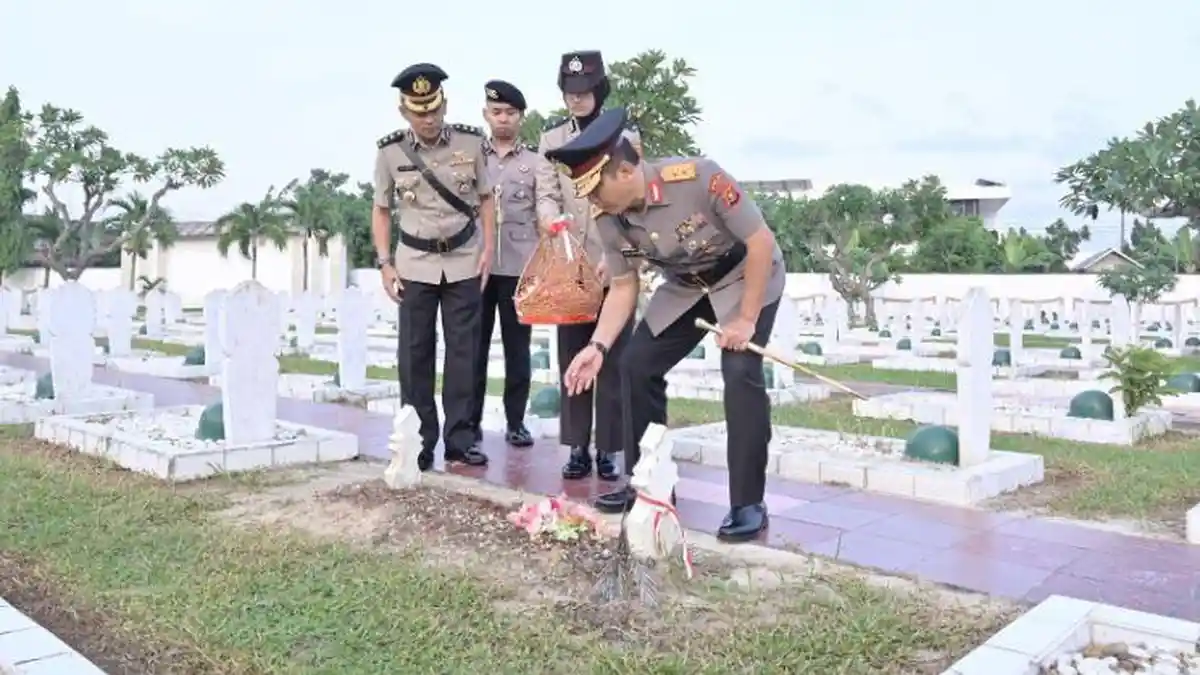 Peringati Hari Bhayangkara, Polda Jambi Gelar Tabur Bunga di TMP Satria Bakti