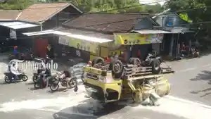 20250611_terbalik-di-persimpangan-jalan.jpg