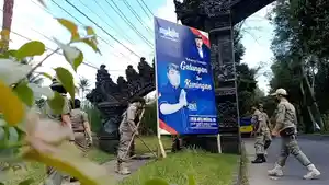Satpol-PP-Bangli-saat-melakukan-penurunan-baliho-kadaluarsa-di-seputaran-kota-Bangli.jpg