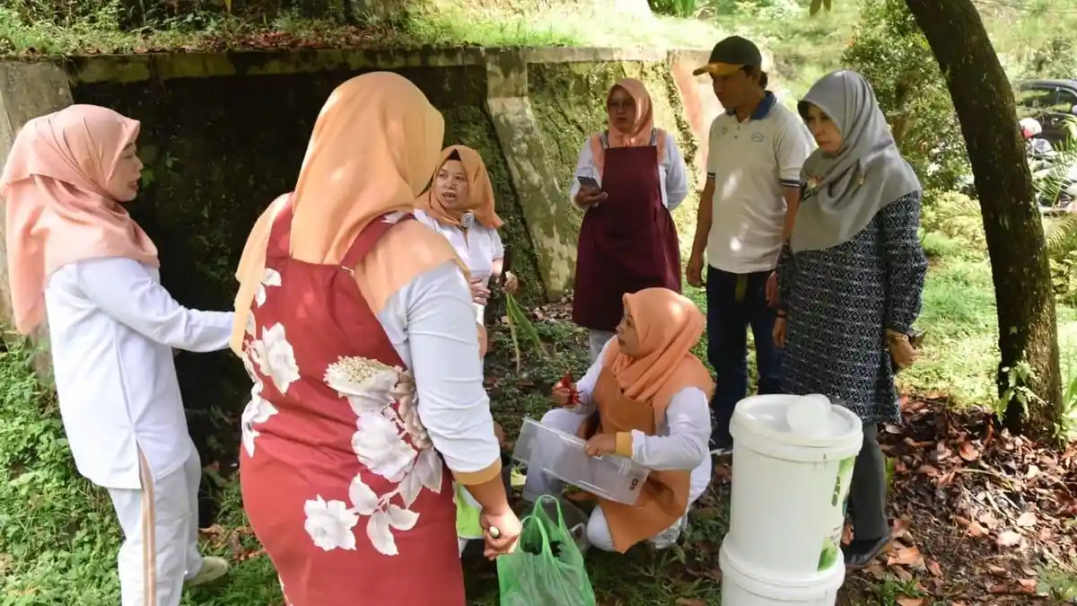 Masyarakat Wonosobo Dikenalkan Kelola Sampah Organik dengan Metode Ember Tumpuk Dua Tabung