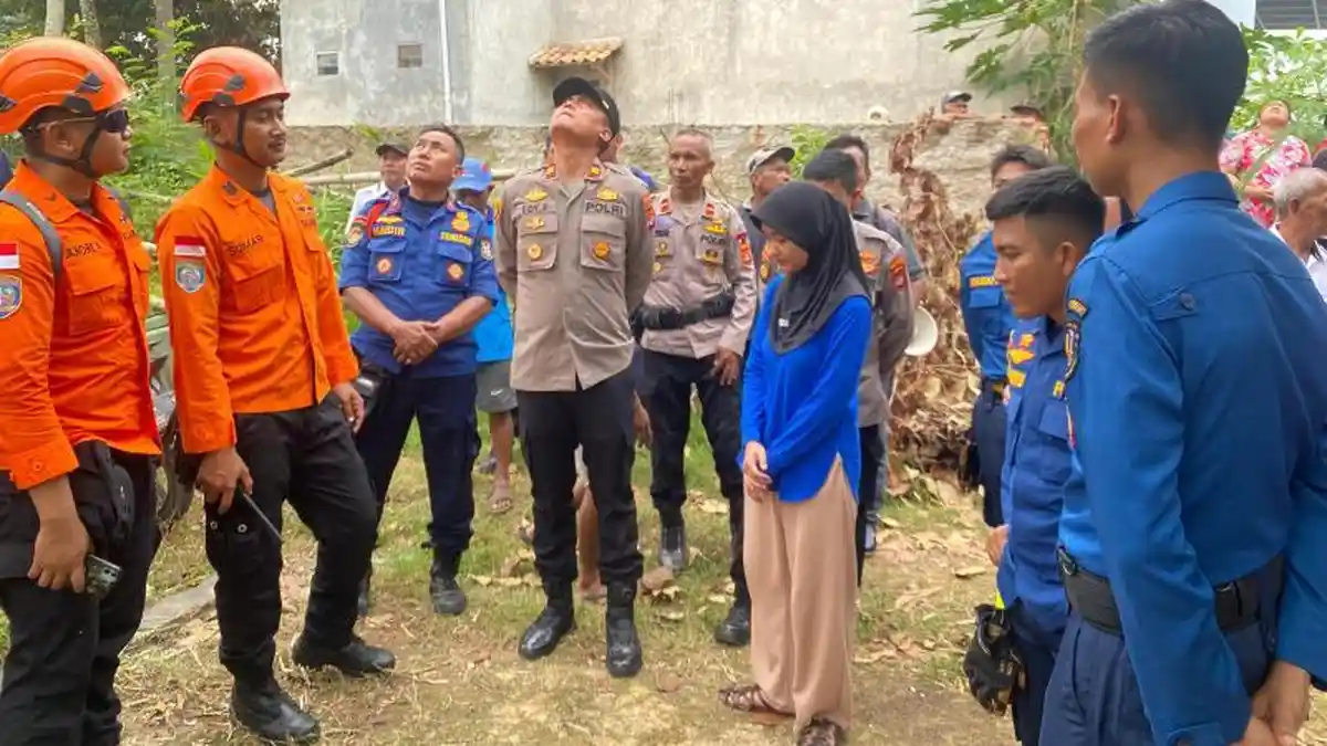 Detik-detik Evakuasi Pria di Atas Tower di Bandar Lampung, Istri Berhasil Membujuk - Tribunlampung.co.id