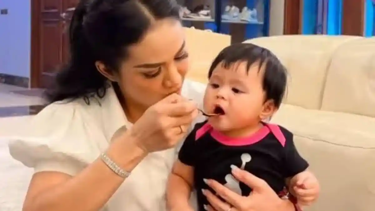 Suapi Ameena Kopi, Krisdayanti Panen Hujatan, Ibu Aurel Hermansyah Dianggap Menyiksa Cucu