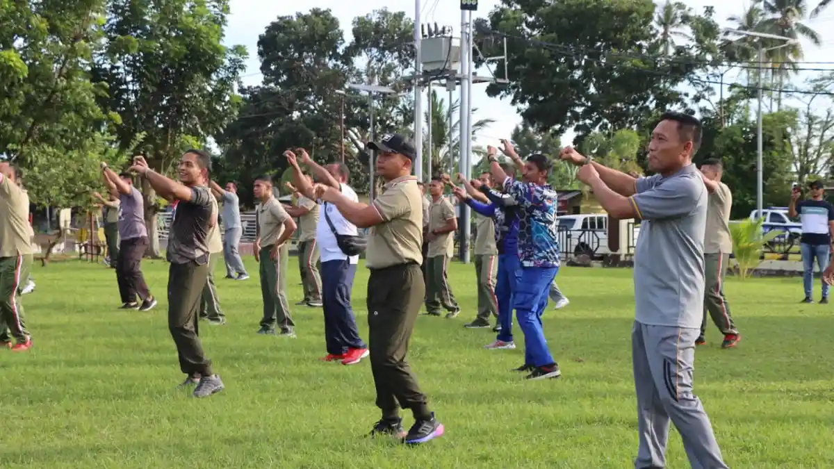 Jaga Kekompakan, TNI dan Polri di Halmahera Utara Silaturahim Lewat Senam