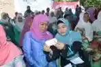 Mensos Beri Bantuan Sosial di Sidoarjo