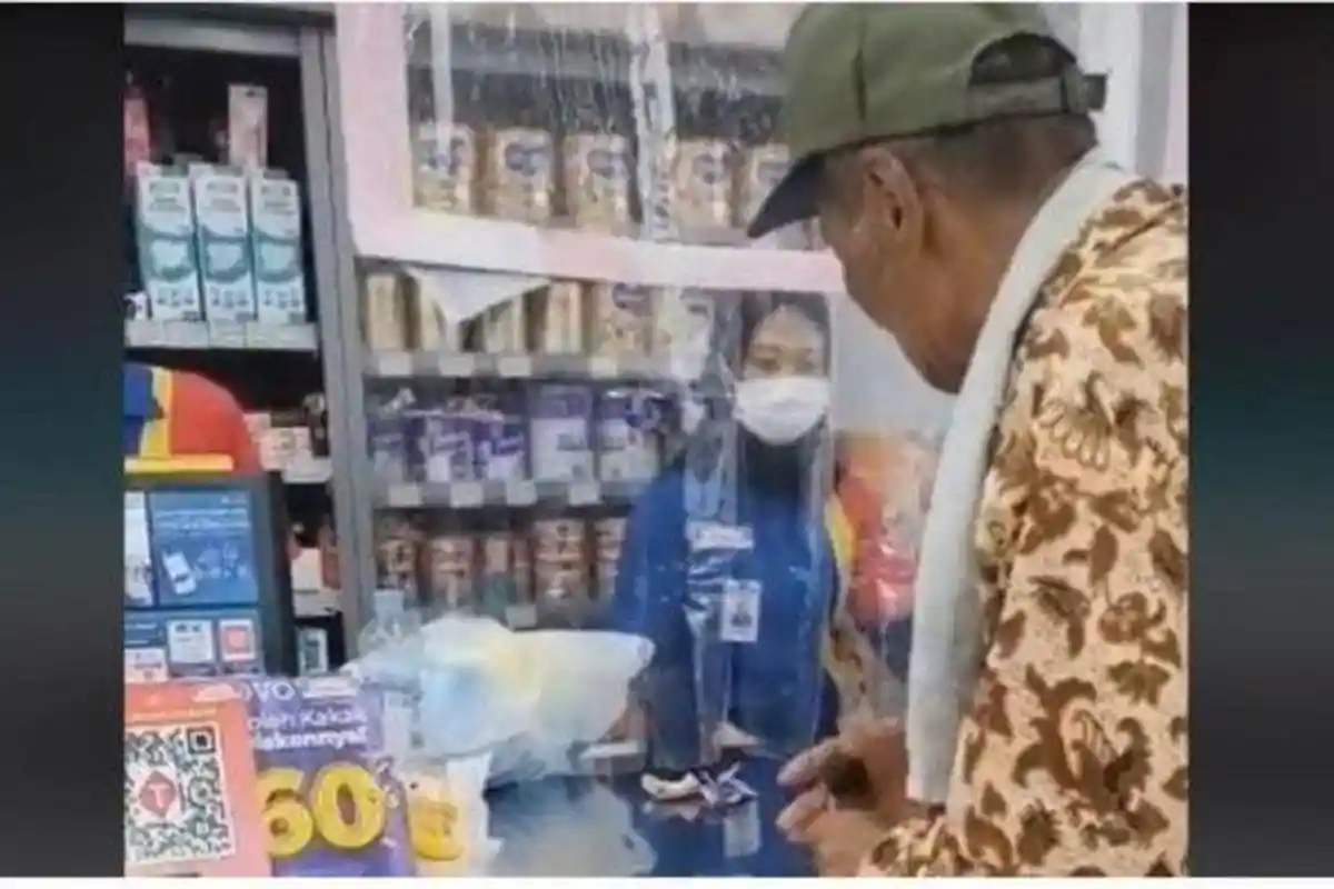 VIRAL, Kakek Tukang Sol Sepatu Beli Popok untuk Istri Namun Uang Tak Cukup, Bikin Haru Netizen