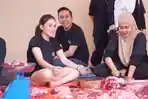 Momen-Ayu-Ting-Ting-dan-Kevin-Gusnadi-ikut-dalam-proses-pemotongan-daging-kurban.jpg