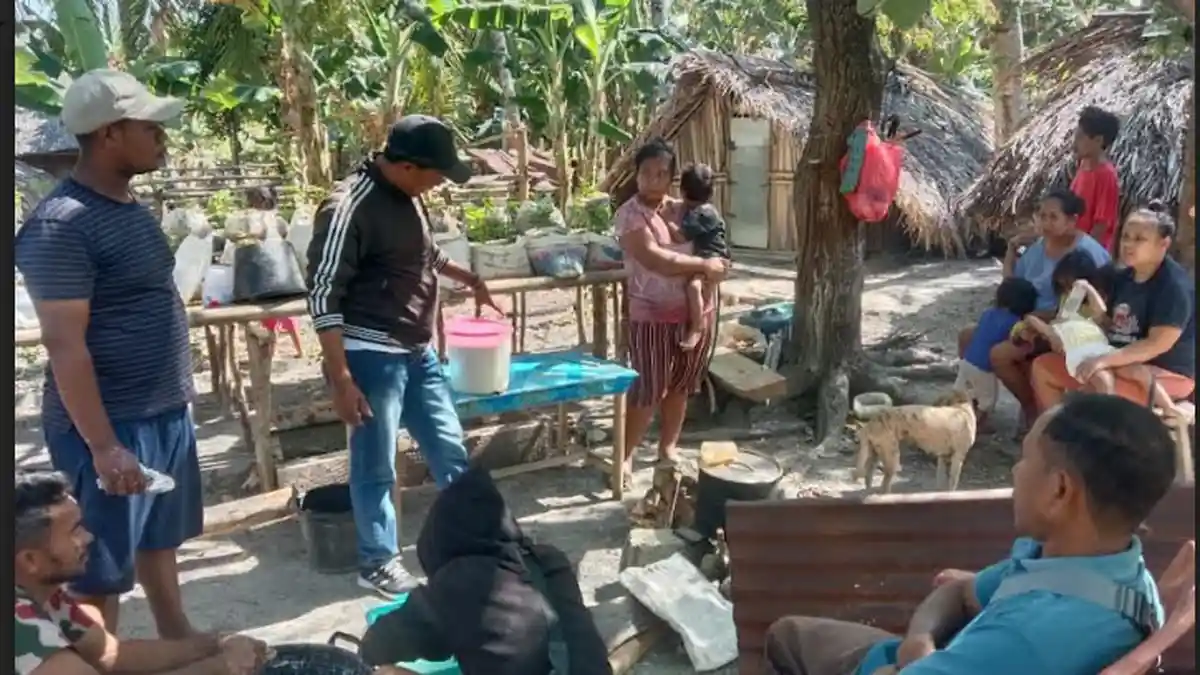 Mahasiswa KKNT-PPM Unwira Kupang Gelar Pelatihan Pembuatan Minyak Kelapa Murni di Desa Taloetan