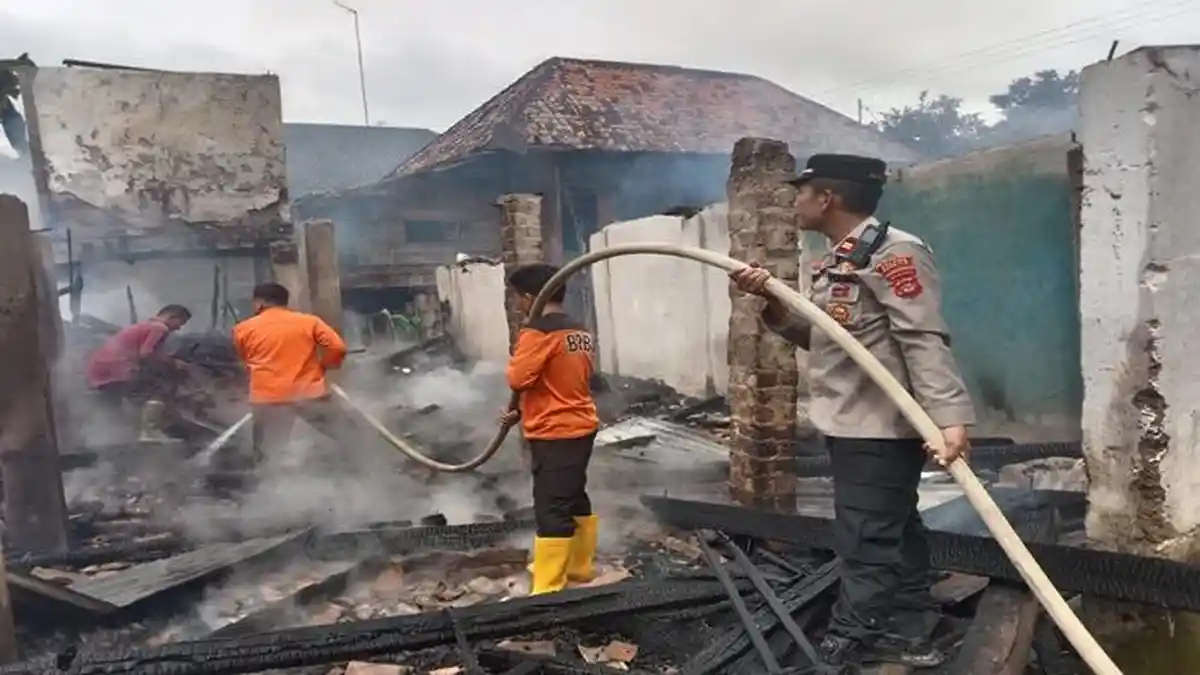 Rumah Mantan Kades Seri Menanti Terbakar, Api Berasal dari Plafon Kamar