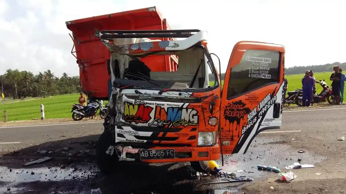 Satu Orang Luka Parah Akibat Kecelakaan Truk 'Adu Banteng' di JJLS
