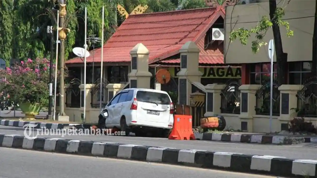 Begini Penampakan Mobil yang Digunakan Terduga Teroris Menyerang Mapolda Riau