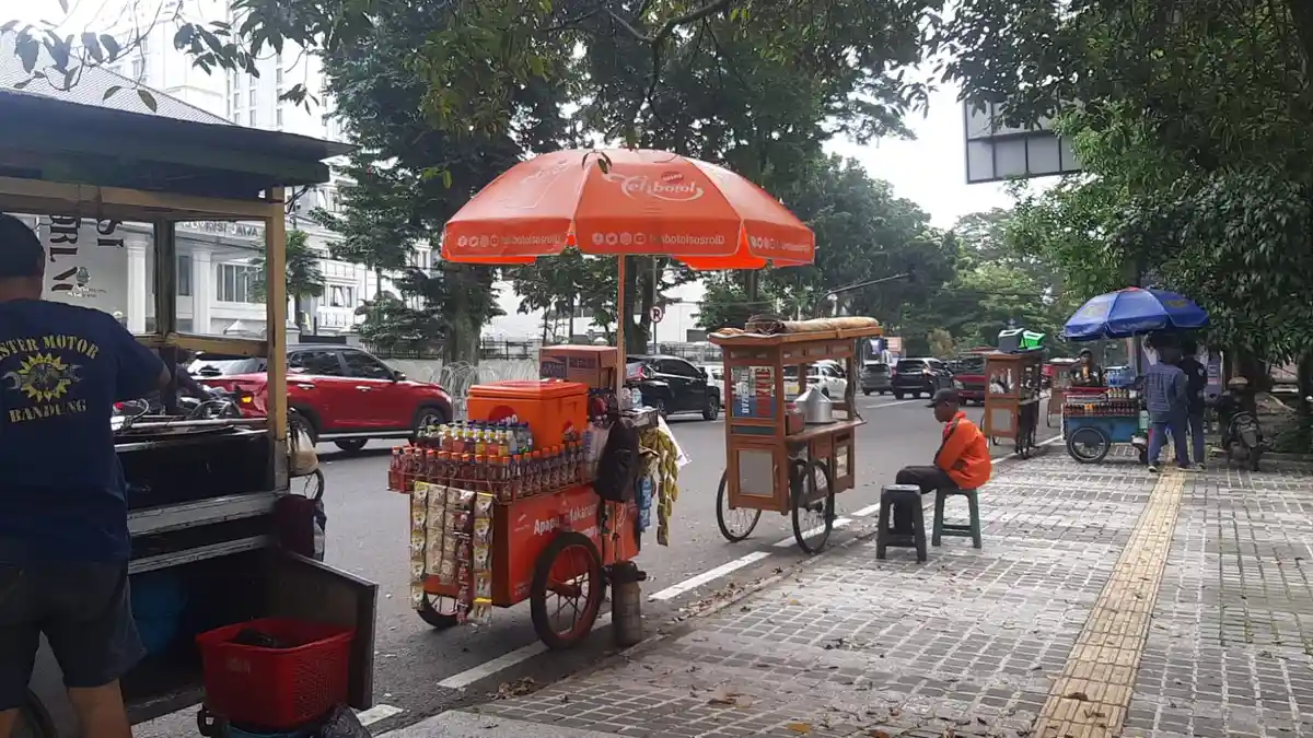 Demo Mahasiswa di Bandung saat Puasa, Pedagang Minuman Dingin dan Baso Tahu Siaga