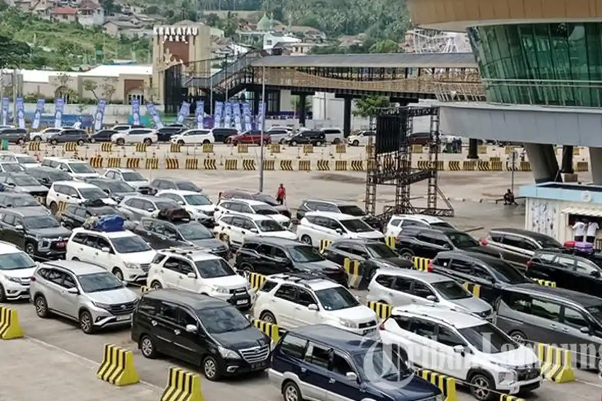 Pelabuhan Bakauheni Mulai Dipadati Kendaraan Penumpang Jelang Tutup Tahun 2024