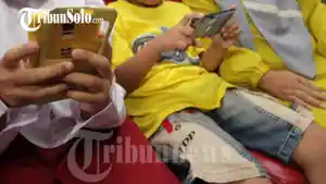 ILUSTRASI-Anak-anak-tengah-bermain-gadget-Adapun-kenc.jpg