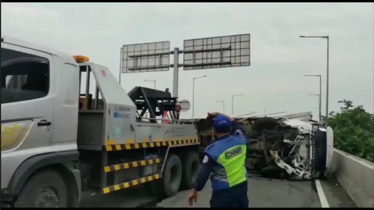 Truk Boks Terguling Hantam Beton Pembatas Jalan Tol di Tanjung Priok, Material Timpa Rumah Warga