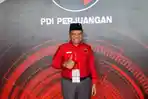 dr-simon-nahak-pose-menggunakan-seragam-pdi-perjuangan.jpg