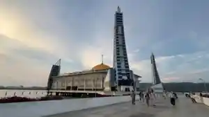 Masjid-Al-Alam-Kendari-Sulawesi-Tenggara-jelang-waktu-berbuka-puasa-Ramadan-2026.jpg