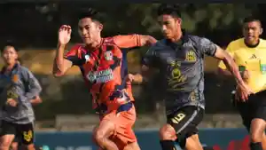 Muhammad-Irman-Pemain-Deltras-FC-berebut-bola-dengan-pemain-Kendal-Tornado-FC.jpg