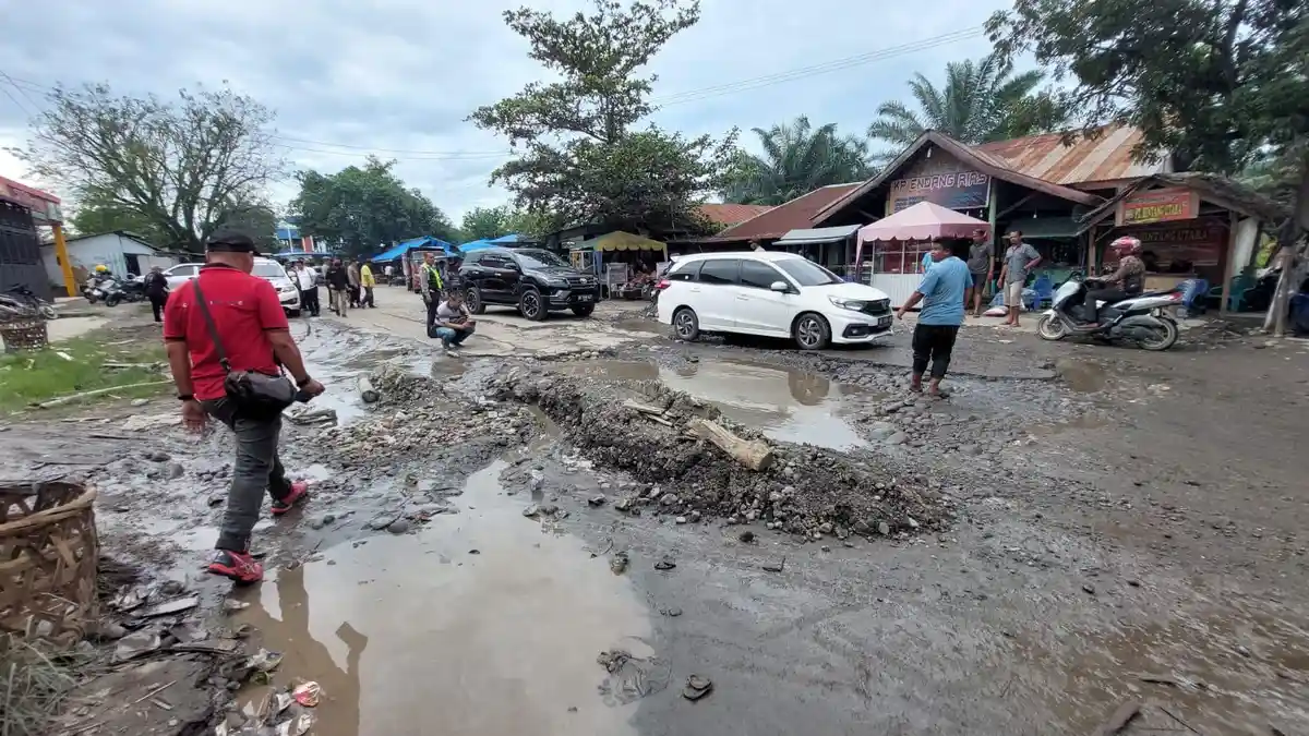 Pascabanjir di Langkat, Jalinsum di Kecamatan Tanjung Pura Rusak Parah Bagaikan Kubangan Kerbau