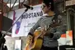 Grup Musik Friday Main di HUT Mustang KG ke-1
