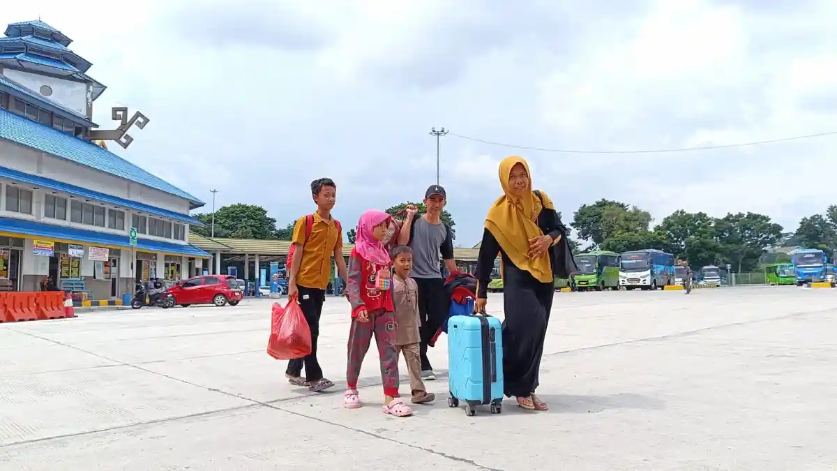 Jumlah Pemudik di Terminal Rajabasa Meningkat Saat Arus Balik Lebaran 2024