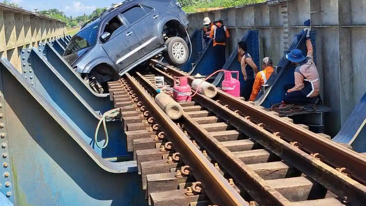 Viral Supir Diduga Sengaja Masukan Mobil ke Rel Kereta Api di Banyumas, Ternyata Positif Narkoba
