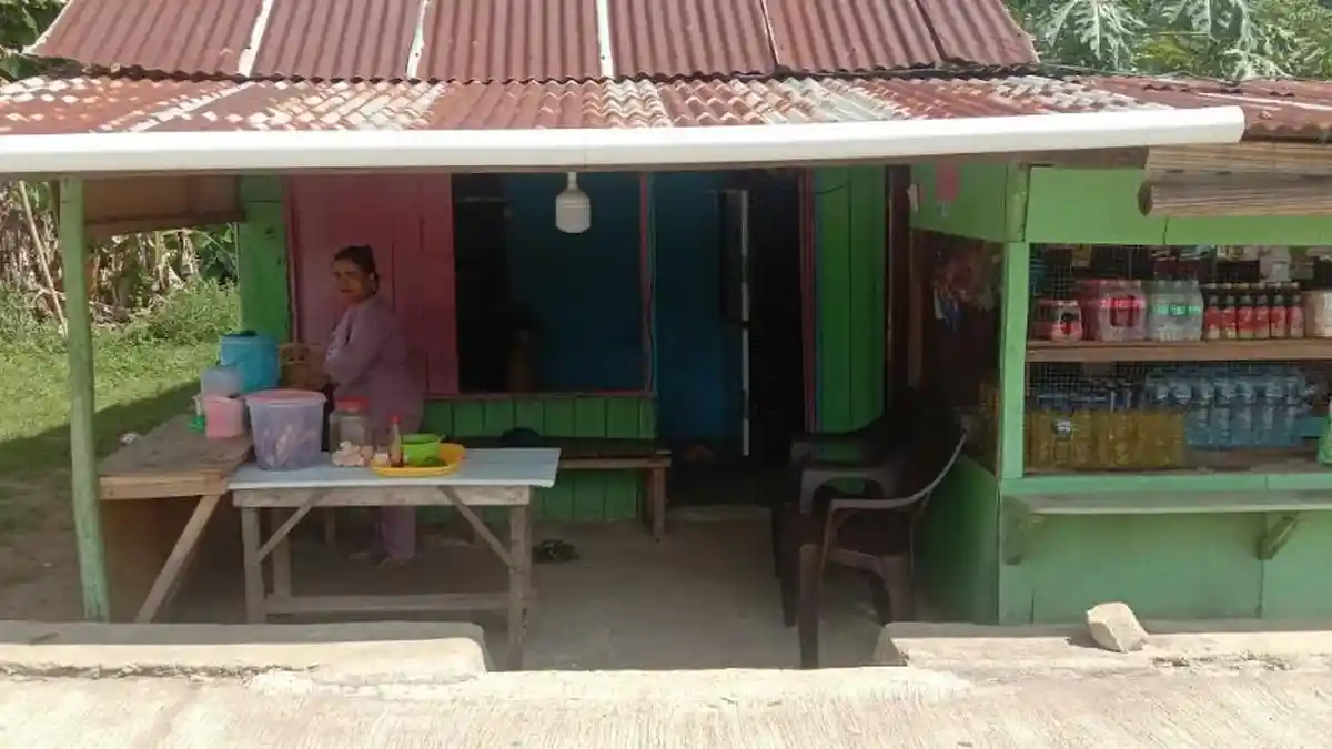 Demi Hidupi Anaknya, Sulastri Rela Berjualan Nasi Kuning di Anggrek, Gorontalo Utara