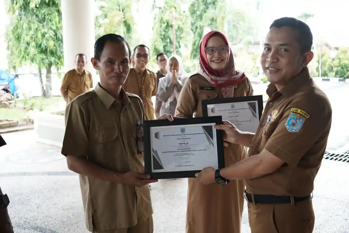 Sekretariat DPRD Paser Beri Penghargaan ke Pegawai dan Unit Kerja Atas Capaian Kinerja yang Diraih