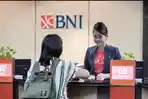 ILUSTRASI-Karyawan-Bank-BNI-sedang-melayani-nasabah.jpg