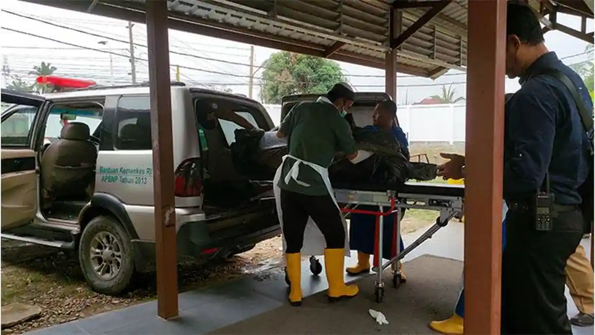Mayat Tak Berindetitas Ditemukan di Krueng Bayeun Dibawa ke RSUD Langsa